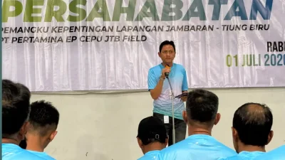 Andy Suhendro memberikan sambutan pada kegiatan olahraga bulu tangkis persahabatan PEPC JTB bersama stakeholder di Bojonegoro.