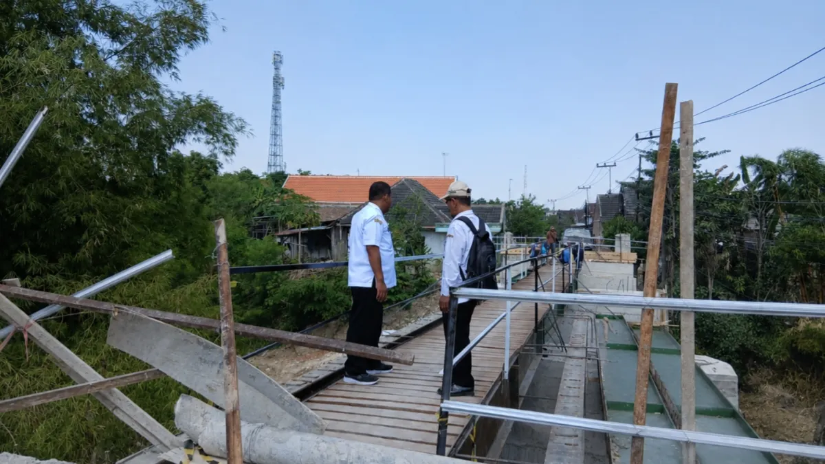 Camat Dander bersama tim meninjau percepatan perbaikan jembatan Desa Ngablak Bojonegoro.