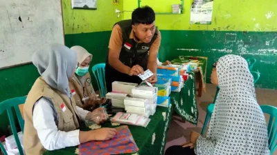 Petugas LAZISNU PCNU Tuban melayani pemeriksaan kesehatan gratis bagi warga Desa Cendoro dalam program NU Care Sehat.