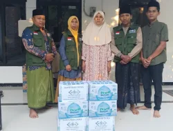 Peduli Warga Berduka, LAZISNU Ranting NU Mojoranu Salurkan Bantuan Air Mineral