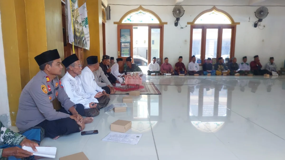 Kapolsek Gayam AKP Amirul Mukminin menghadiri Naharul Ijtima MWCNU Kecamatan Gayam di Masjid Jami Al Mutaqiin Desa Katur.