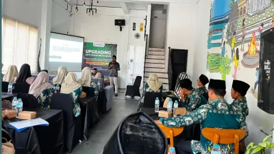 Suasana pelatihan strategi marketing dalam kegiatan Upgrading Santri dan Karyawan BMT NU Balen di Ballroom D Konco Caffe.