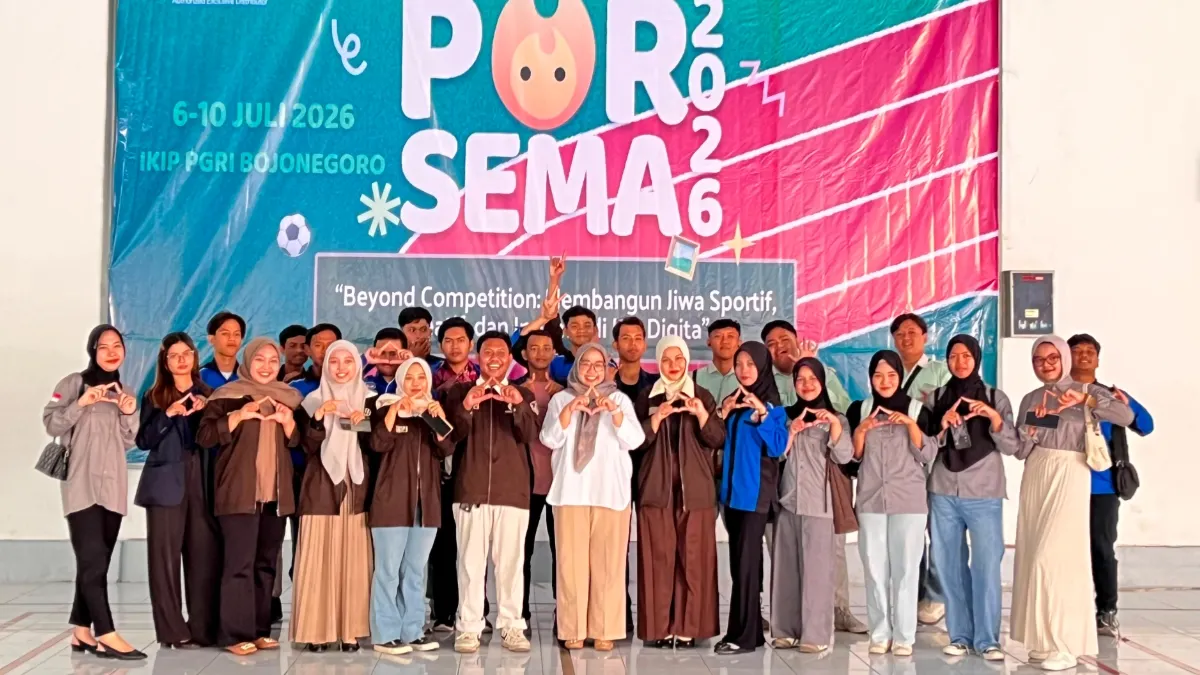 Panitia dan peserta PORSEMA 2026 berfoto bersama di IKIP PGRI Bojonegoro usai sukses menggelar Pekan Olahraga dan Seni Mahasiswa.