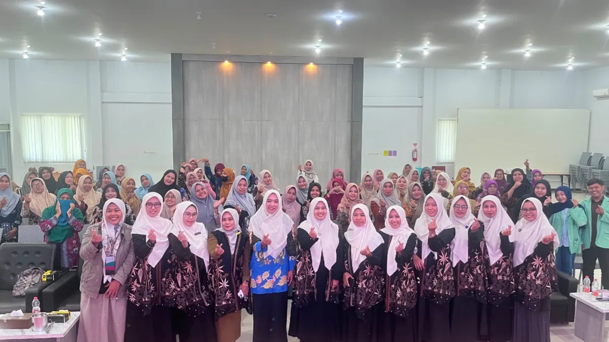 Peserta Workshop Keterampilan dan Kewirausahaan PC Fatayat NU Bojonegoro berfoto bersama usai kegiatan di Aula Hasyim Asy'ari UNUGIRI Bojonegoro.