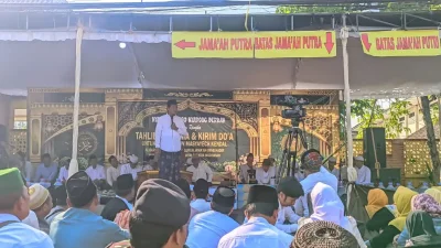 KH. Anwar Zahid menyampaikan tausiyah dalam pengajian Mata Basah Nyambung Roso Nyadong Berkah di Makam Mbah Abu Dzarrin, Dander, Bojonegoro.