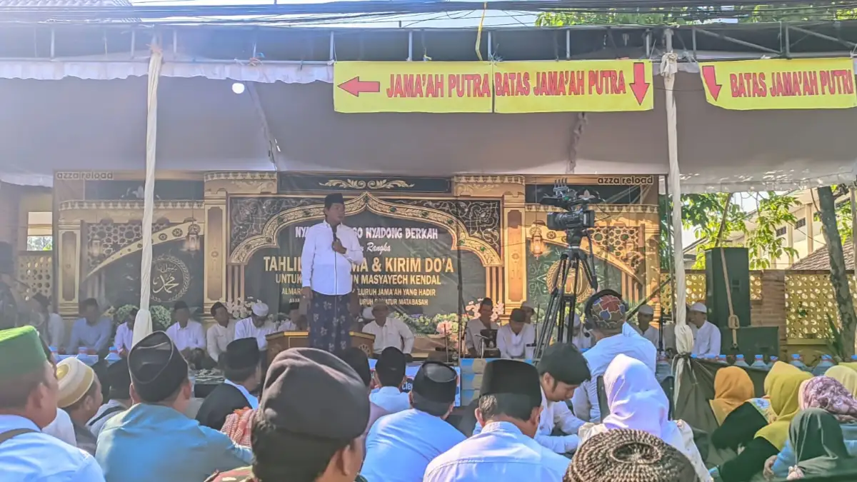 KH. Anwar Zahid menyampaikan tausiyah dalam pengajian Mata Basah Nyambung Roso Nyadong Berkah di Makam Mbah Abu Dzarrin, Dander, Bojonegoro.