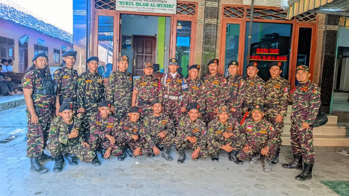 Puluhan personel Banser Satkoryon Dander berfoto sebelum bertugas mengamankan pengajian Mata Basah Nyambung Roso Nyadong Berkah.