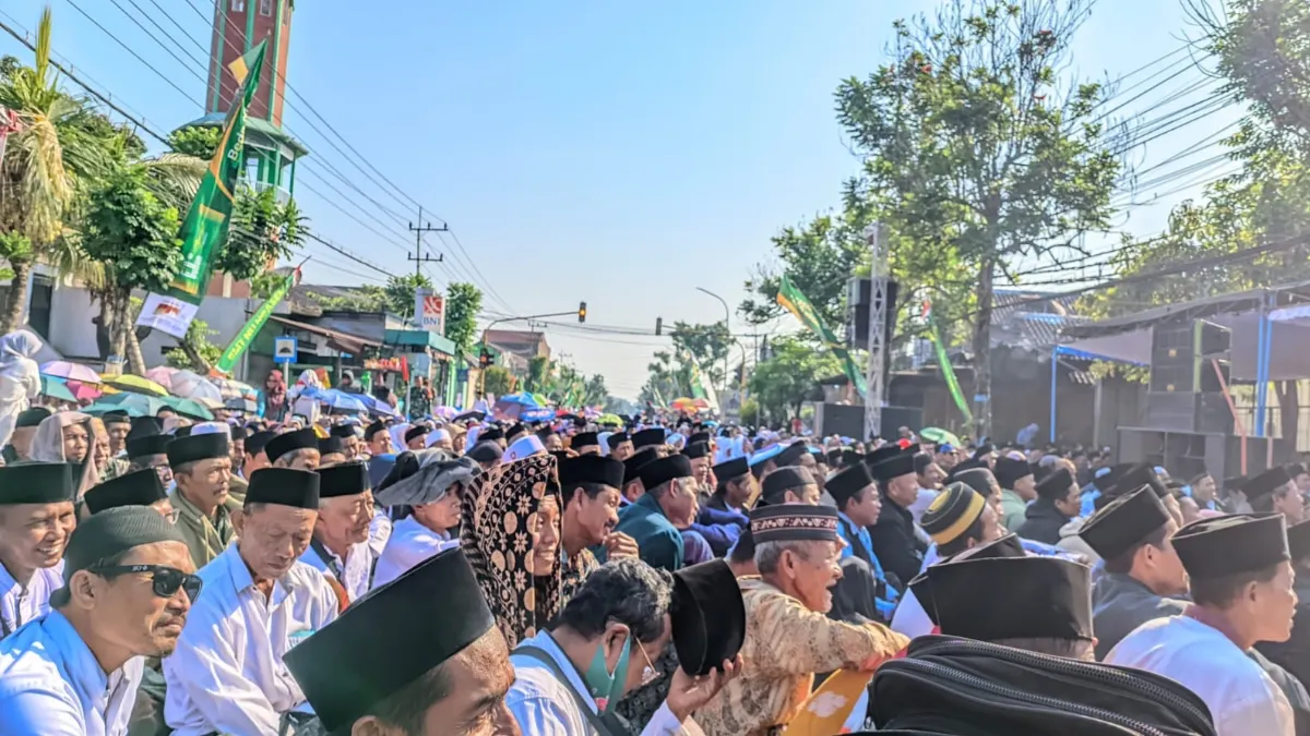 Ribuan jamaah memadati lokasi pengajian Mata Basah Nyambung Roso Nyadong Berkah di Makam Mbah Abu Dzarrin, Dander, Bojonegoro.