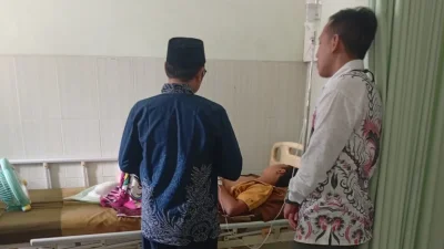 Ustadz Sanusi memberikan layanan doa kepada pasien rawat inap di RS Muslimat NU Muna Anggita Bojonegoro.