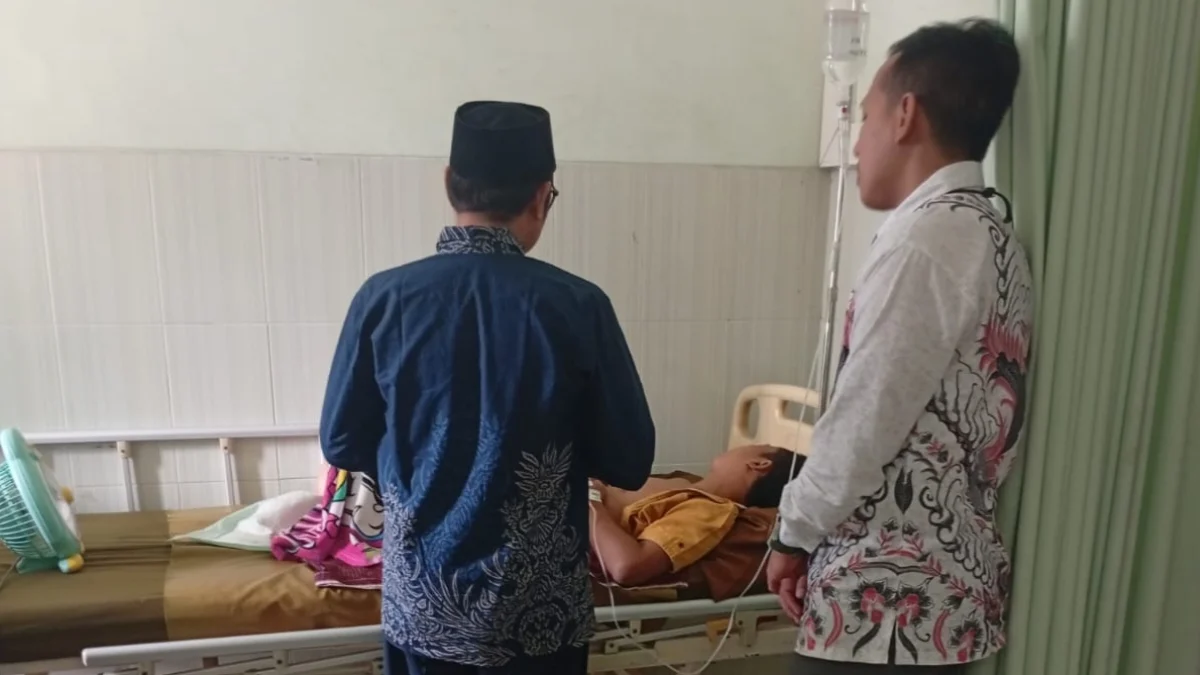 Ustadz Sanusi memberikan layanan doa kepada pasien rawat inap di RS Muslimat NU Muna Anggita Bojonegoro.