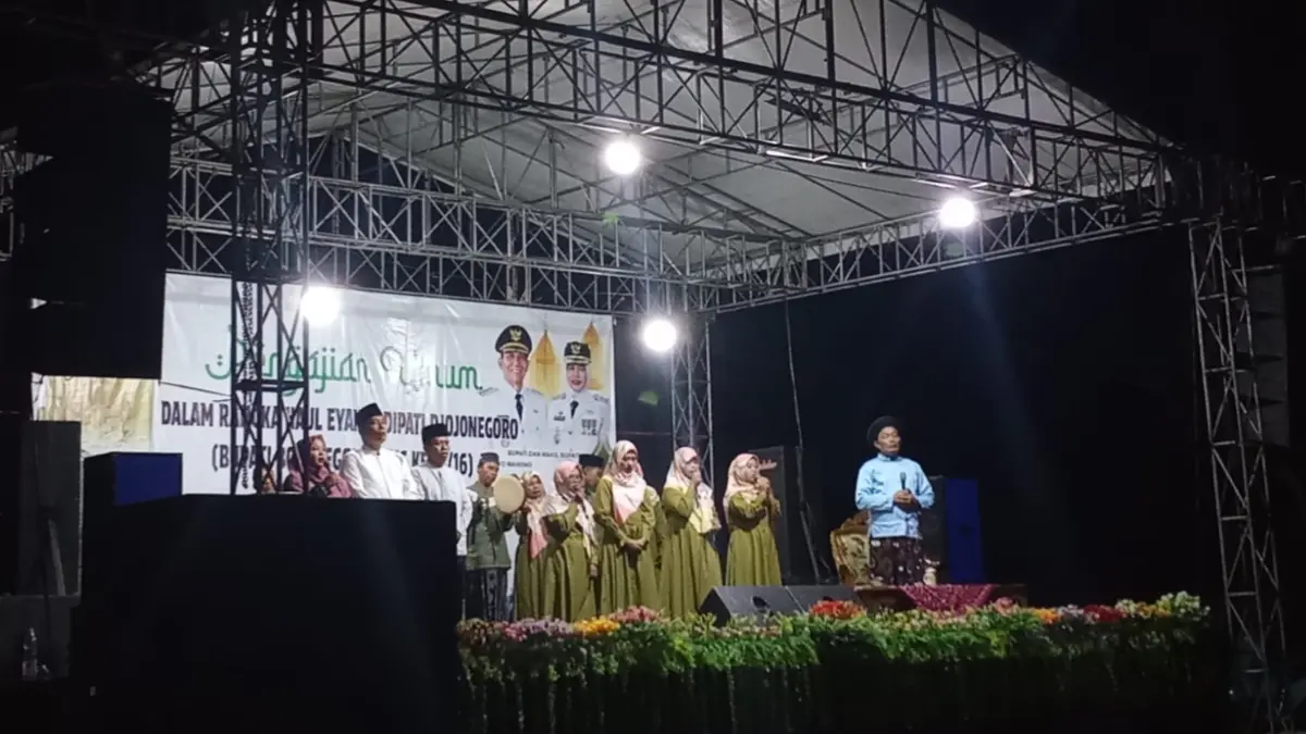 Suasana Haul Eyang Adipati Djojonegoro di Lapangan Desa Mojoranu, Kecamatan Dander, Kabupaten Bojonegoro yang dikawal Banser Dander.