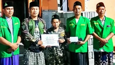 Penyerahan bantuan Program BUSER PW GP Ansor Jawa Timur kepada Sahabat Bahroni, anggota Banser yang terdampak musibah kebakaran.