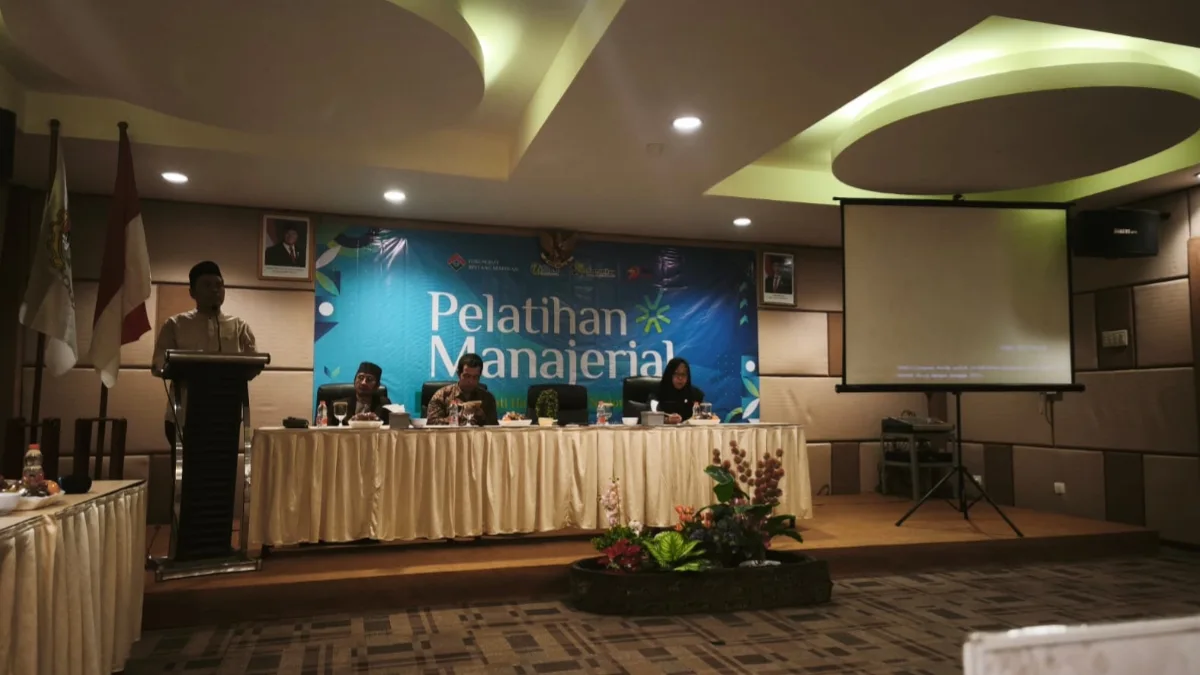 Sambutan pembukaan Pelatihan Manajerial Forum BMT Bintang Sembilan yang diikuti 105 peserta dari 29 BMT di Hotel Dewarna Bojonegoro dalam rangka Hari Koperasi ke-79.