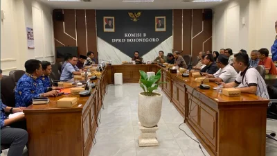 Rapat dengar pendapat Komisi B DPRD Bojonegoro membahas polemik relokasi pedagang Pasar Kota dan tidak dianggarkannya Tempat Penampungan Sementara (TPS).