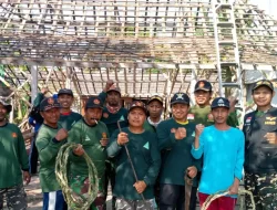 Banser Kalitidu Gotong Royong Bantu Bongkar Rumah Anggota di Dusun Gangsalan