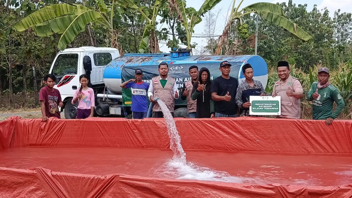 LAZISNU PCNU Bojonegoro menyalurkan bantuan air bersih bagi warga Desa Sendangharjo Kecamatan Ngasem Kabupaten Bojonegoro saat musim kemarau.