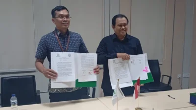 Direktur RS Muslimat NU Muna Anggita Bojonegoro drg. Sofan Solikin bersama Kepala BPJS Kesehatan Cabang Bojonegoro menunjukkan dokumen PKS layanan BPJS Kesehatan untuk Spesialis Saraf, Mata, dan THT.
