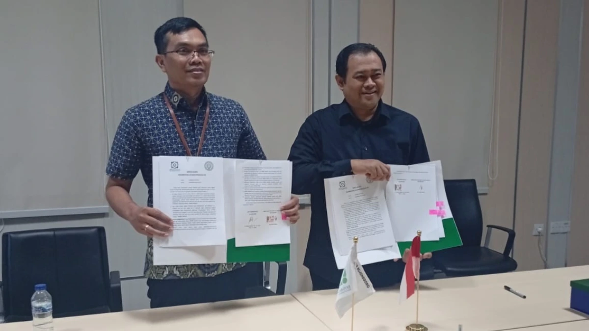 Direktur RS Muslimat NU Muna Anggita Bojonegoro drg. Sofan Solikin bersama Kepala BPJS Kesehatan Cabang Bojonegoro menunjukkan dokumen PKS layanan BPJS Kesehatan untuk Spesialis Saraf, Mata, dan THT.