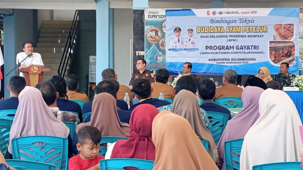 Bupati Bojonegoro menyampaikan sambutan pada Bimbingan Teknis Budidaya Ayam Petelur Program Gayatri bagi Keluarga Penerima Manfaat (KPM) di Pendopo Kecamatan Dander, Kabupaten Bojonegoro.