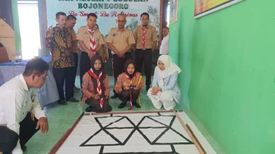 Dua siswi SMA Negeri 1 Bubulan mendemonstrasikan robot usai meraih Juara 2 Wonderful Indonesia Robot Challenge 2026.