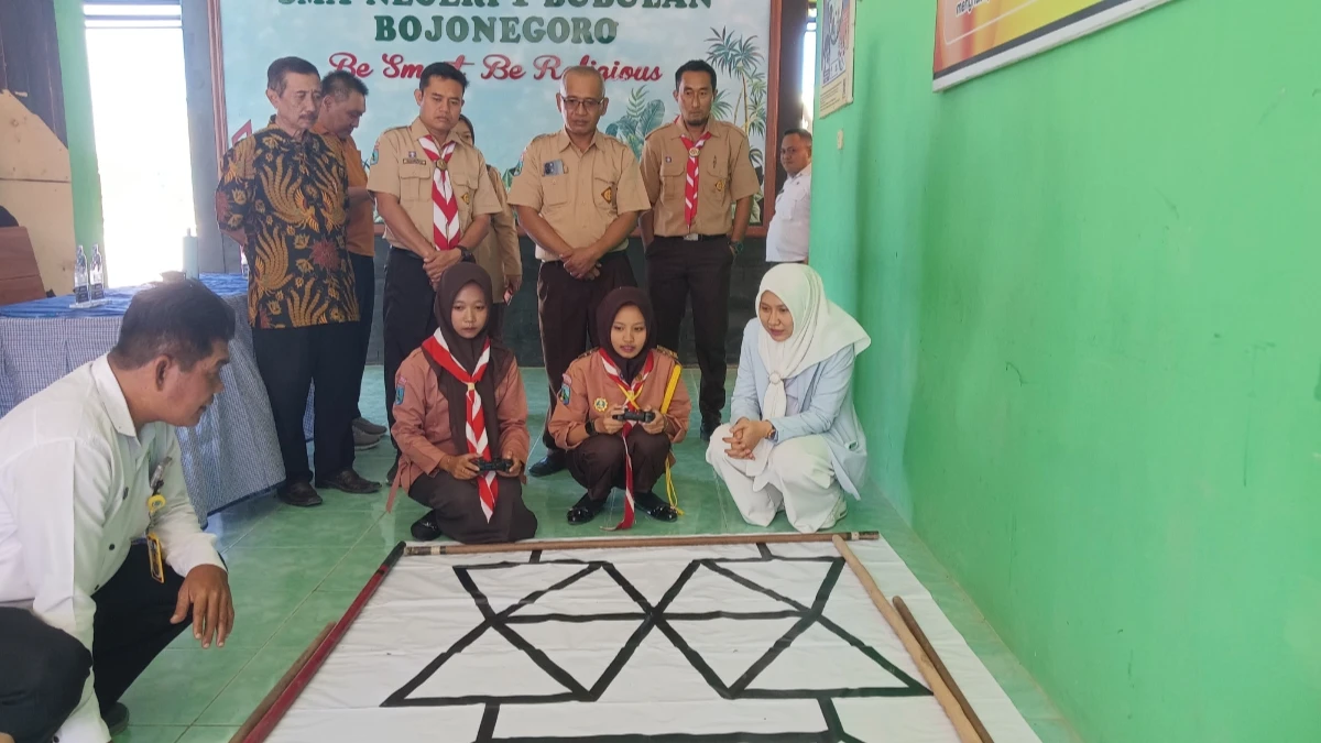 Dua siswi SMA Negeri 1 Bubulan mendemonstrasikan robot usai meraih Juara 2 Wonderful Indonesia Robot Challenge 2026.