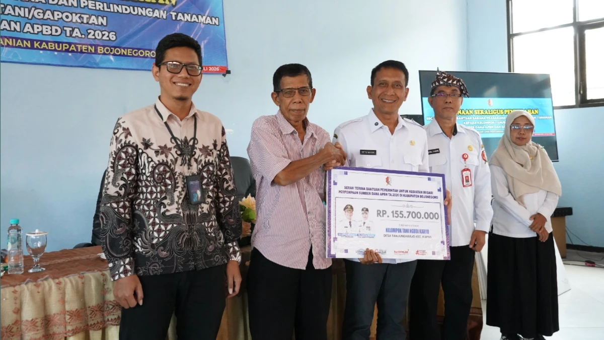 Bupati Bojonegoro Setyo Wahono menyerahkan bantuan secara simbolis kepada perwakilan kelompok tani di Aula DKPP Bojonegoro.