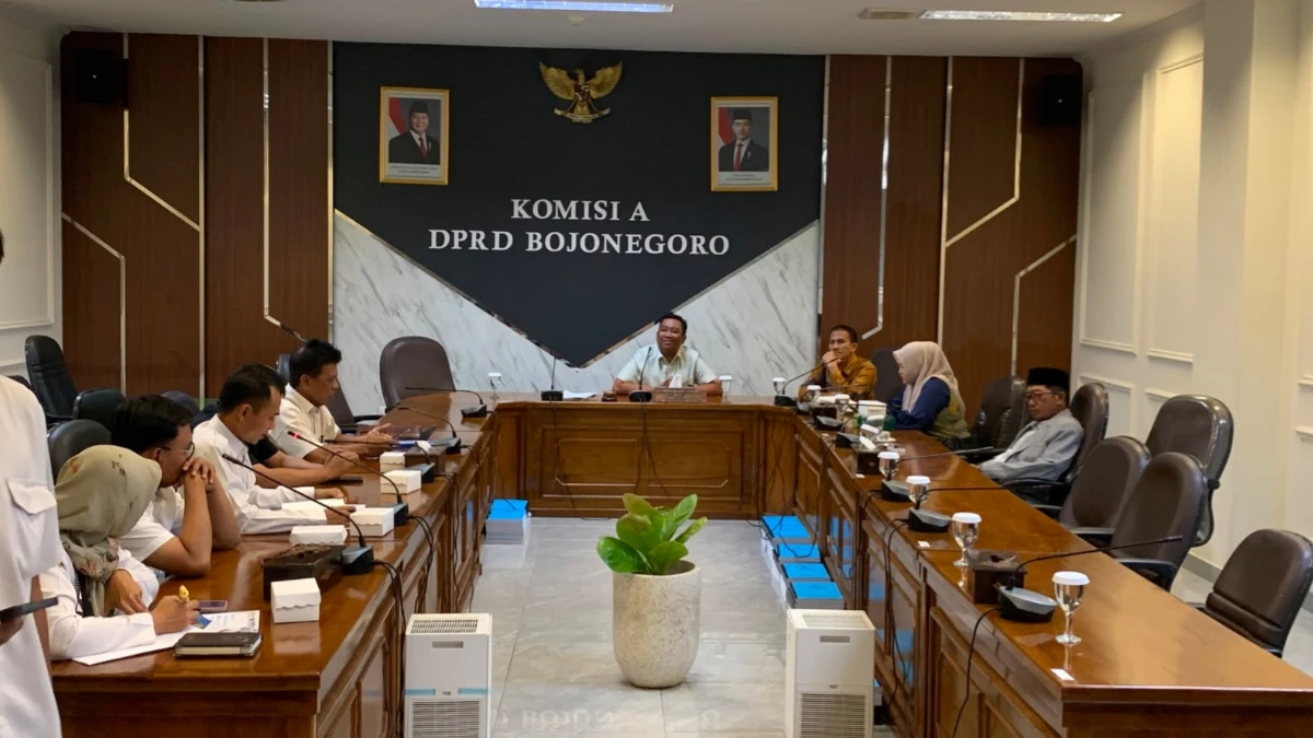 Rapat hearing Komisi A DPRD Bojonegoro membahas dugaan sengketa jual beli lahan perumahan di Desa Klampok Kecamatan Kapas.