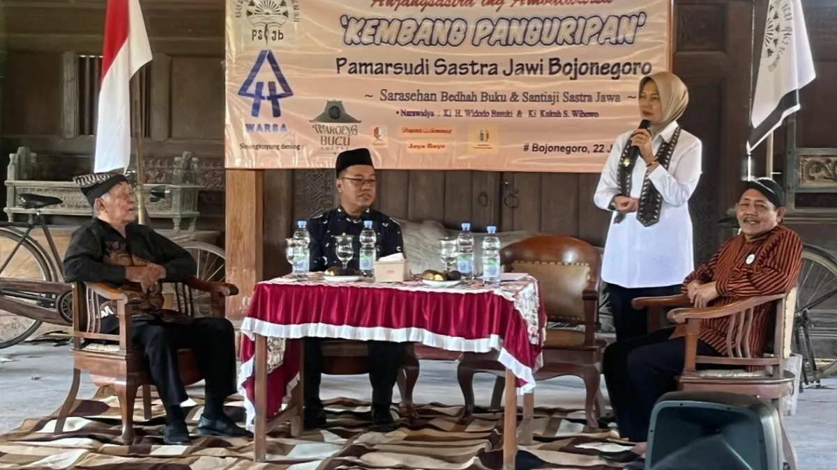 Wakil Bupati Bojonegoro Nurul Azizah memberikan sambutan dalam peringatan HUT ke-44 Pamarsudi Sastra Jawi Bojonegoro (PSJB) di Waroeng Bucu Coffee.