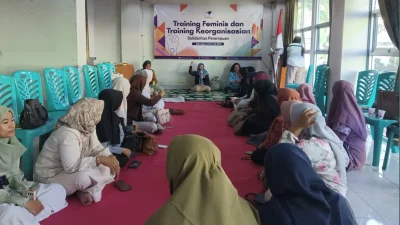 Musta'ana menyampaikan sambutan dalam pembukaan Training Feminis dan Training Keorganisasian Solidaritas Perempuan di Aula Rusunawa Bojonegoro.