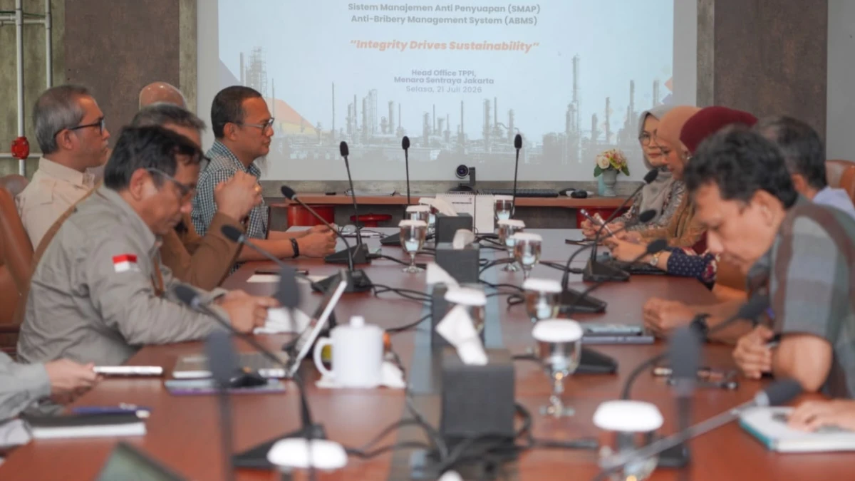 Seremoni penyerahan sertifikat resertifikasi ISO 37001:2016 Sistem Manajemen Anti Penyuapan (SMAP) kepada PT Trans-Pacific Petrochemical Indotama (TPPI) di Kantor Pusat Jakarta.