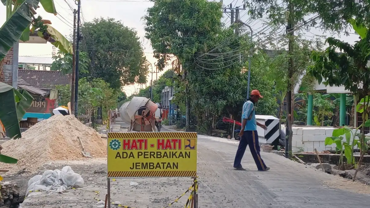 Pekerjaan pembangunan jembatan di Desa Mojoranu Kecamatan Dander Kabupaten Bojonegoro