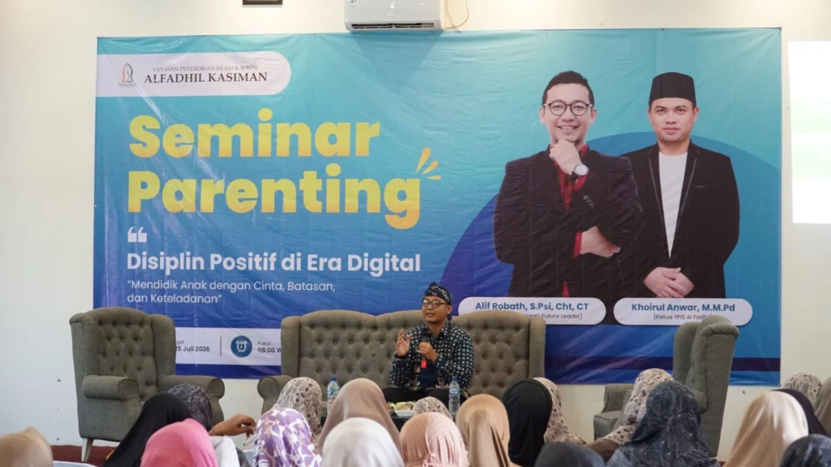 Narasumber Alif Robath menyampaikan materi Seminar Parenting YPIS Al Fadhil di Aula MINU Al Fadhil Kasiman, Bojonegoro.