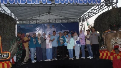 Bupati Bojonegoro Setyo Wahono bersama tamu undangan saat peluncuran Paket Wisata Padangan Wonderful Bojonegoro di Waduk Sonorejo, Kecamatan Padangan.