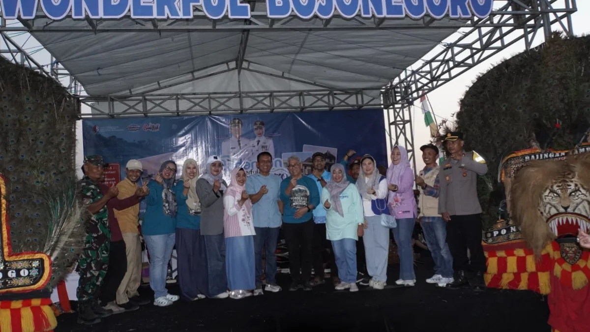 Bupati Bojonegoro Setyo Wahono bersama tamu undangan saat peluncuran Paket Wisata Padangan Wonderful Bojonegoro di Waduk Sonorejo, Kecamatan Padangan.