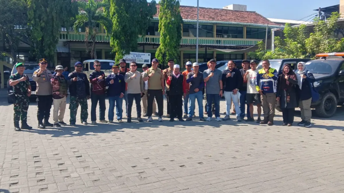 Bupati Bojonegoro Setyo Wahono bersama Forkopimda dan Ponpes Al-Rosyid berfoto sebelum memulai Sosial Adventure menuju Dusun Kalimas.