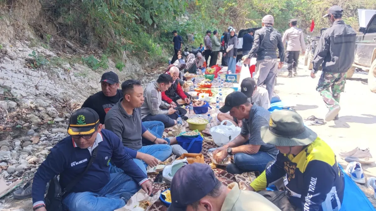 Peserta Sosial Adventure menikmati sarapan bersama di kawasan Kali Gandong, Kecamatan Ngasem, Bojonegoro.