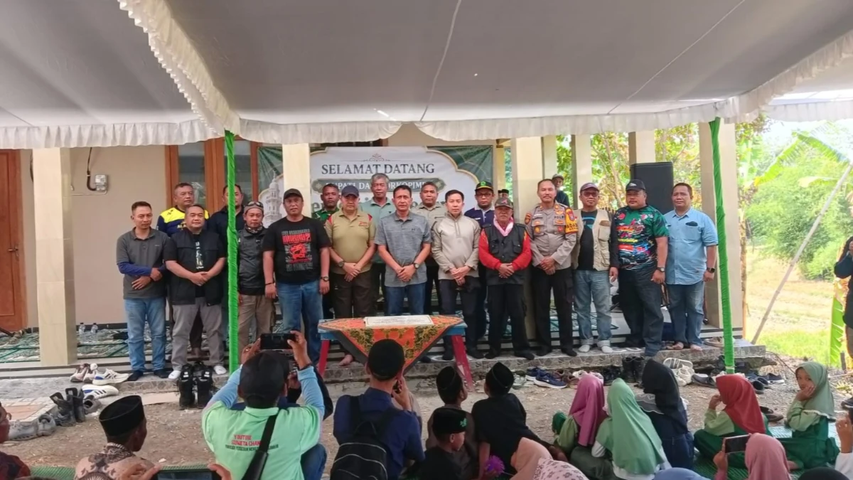 Bupati Bojonegoro Setyo Wahono bersama KH. Alamul Huda Masyhur dan tamu kehormatan saat peresmian Masjid Al-Masyhur di Dusun Kalimas.