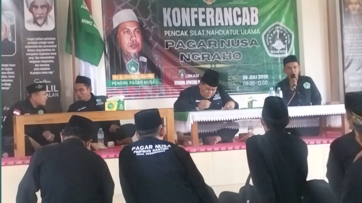 Ketua PC Pagar Nusa Bojonegoro Bisri Choiron menyampaikan sambutan pada Konferancab VII PAC Pagar Nusa Ngraho di Gedung MWCNU Ngraho, Minggu (26/7/2026).