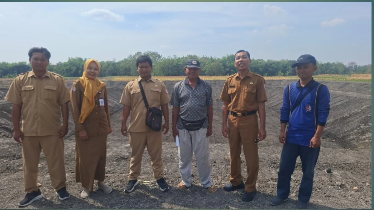 Camat Purwosari Ike Widyaningrum bersama perangkat desa dan tim teknis meninjau pembangunan embung desa di Desa Punggur, Bojonegoro.