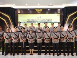 AKBP Afrian Satya Permadi Serahkan Tongkat Komando Polres Bojonegoro kepada AKBP Yenni Diarty