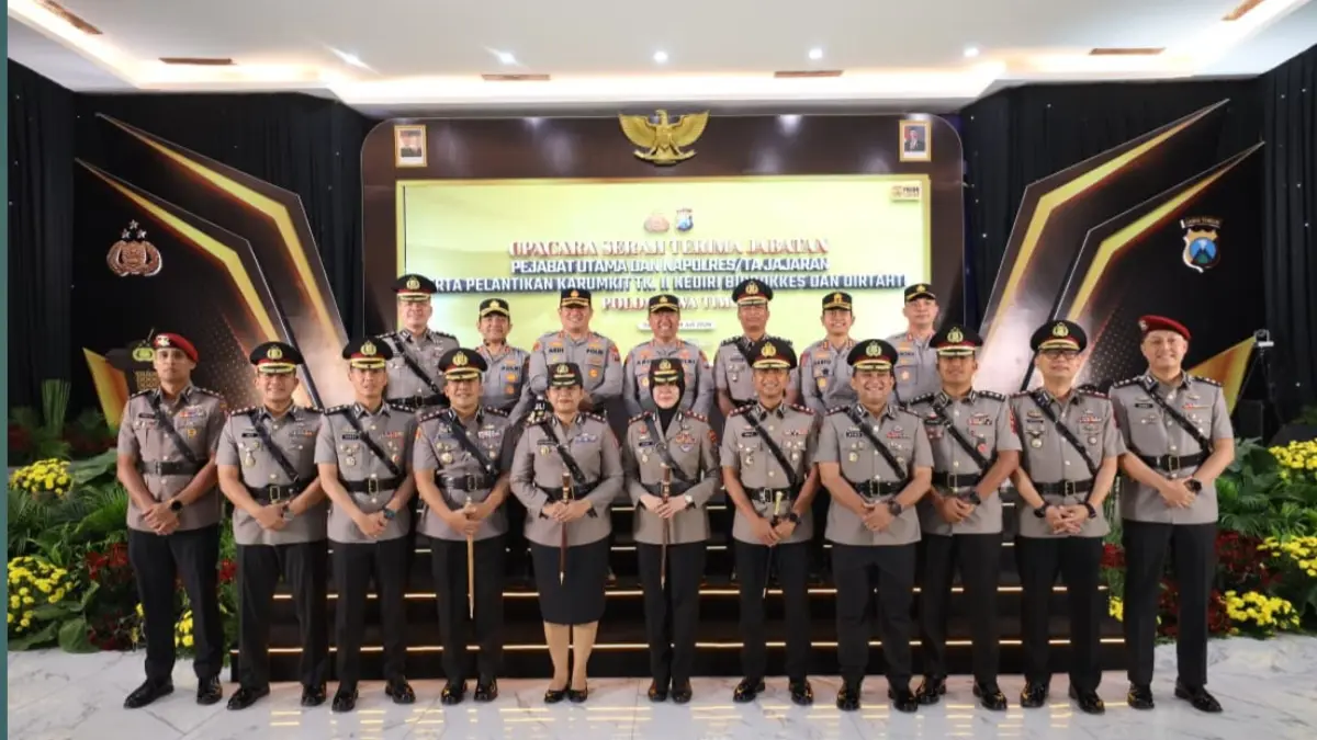 AKBP Afrian Satya Permadi menyerahkan jabatan Kapolres Bojonegoro kepada AKBP Yenni Diarty dalam upacara serah terima jabatan di Gedung Mahameru Polda Jawa Timur.