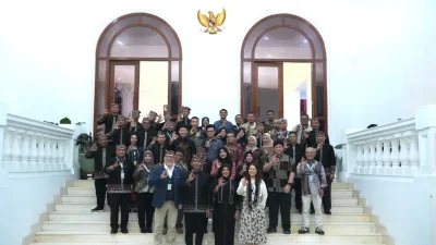 Bupati Setyo Wahono bersama tim asesor UNESCO dan jajaran Geopark Bojonegoro berfoto bersama di Gedung Putih Pemkab Bojonegoro.