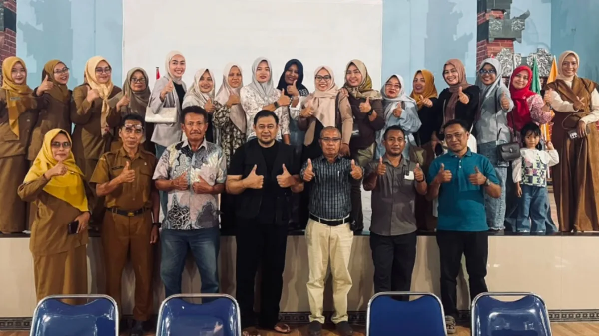 Pengurus perdana dan alumni lintas angkatan berfoto bersama usai pembentukan IKA SMANSAKABO di SMA Negeri 1 Kalitidu Bojonegoro.