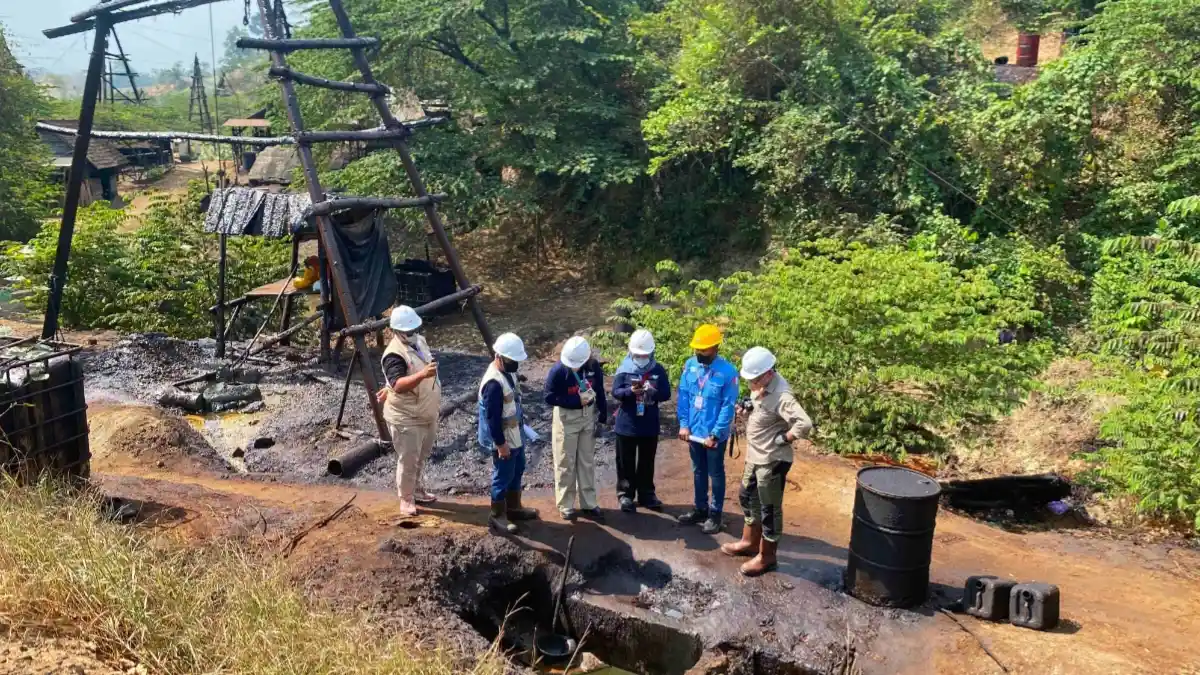 Asesor UNESCO meninjau aktivitas penambangan minyak tradisional di Geosite Wonocolo Bojonegoro.