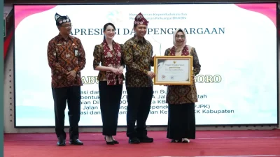 Ketua TP PKK Bojonegoro Cantika Wahono menerima penghargaan nasional atas inovasi Program Unggulan Daerah pada peringatan Harganas ke-33 di Kabupaten Malang.