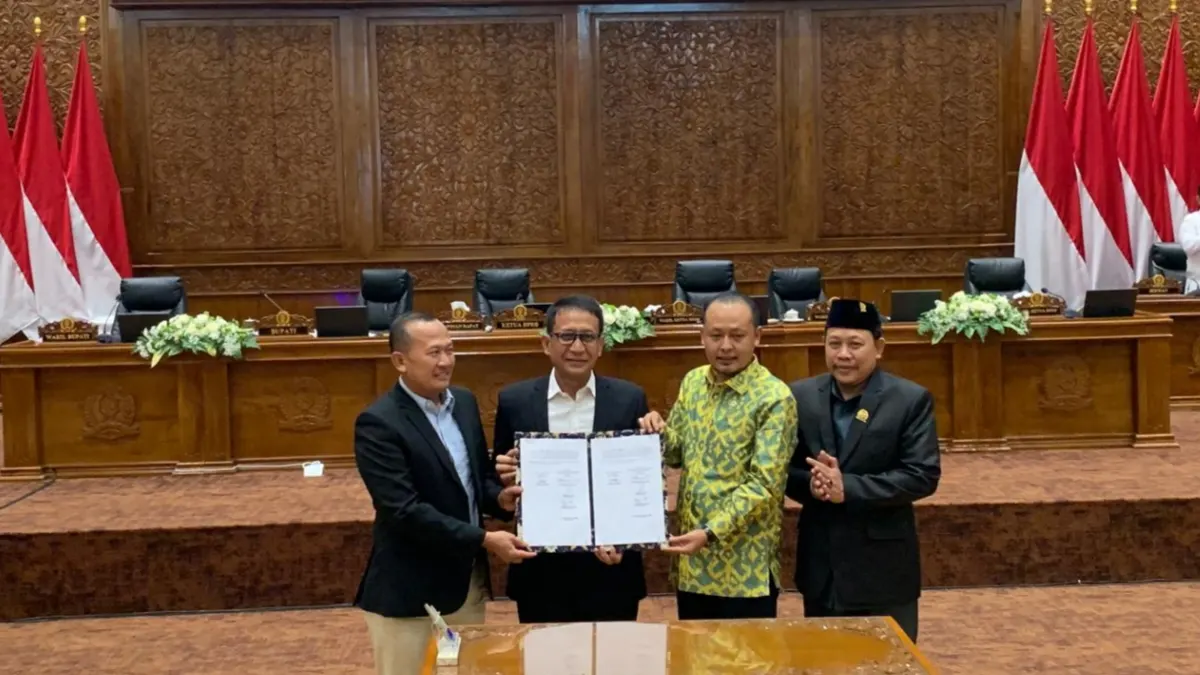 Pimpinan DPRD dan Pemkab Bojonegoro menunjukkan dokumen persetujuan bersama dua Raperda tentang Kepariwisataan dan Kabupaten Layak Anak usai rapat paripurna.
