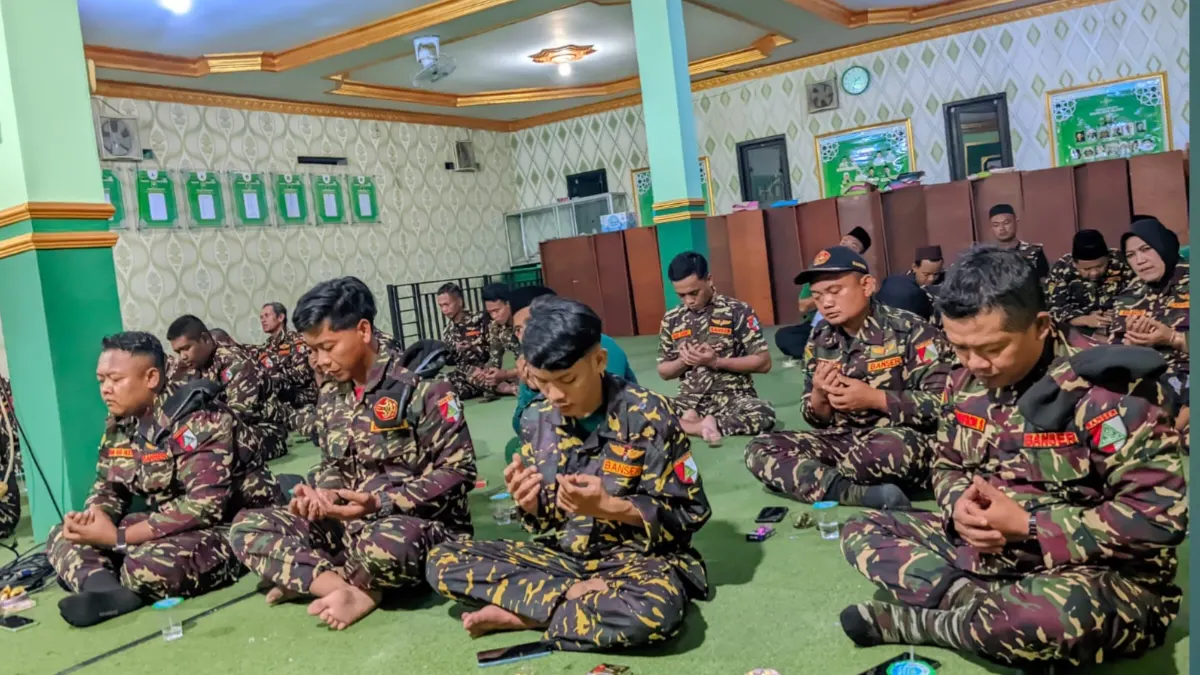 Peserta Upgrading PAC GP Ansor Ngasem dan pengurus Satkoryon Banser mengikuti doa bersama di Gedung MWCNU Ngasem, Bojonegoro.