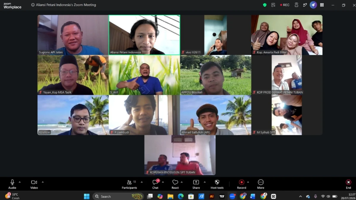 Peserta dari berbagai organisasi petani mengikuti pelatihan KoboCollect yang diselenggarakan Aliansi Petani Indonesia secara daring melalui Zoom.