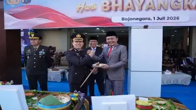 Ketua DPRD Bojonegoro Abdulloh Umar bersama Kapolres Bojonegoro AKBP Afrian Satya Permadi pada peringatan Hari Bhayangkara ke-80.