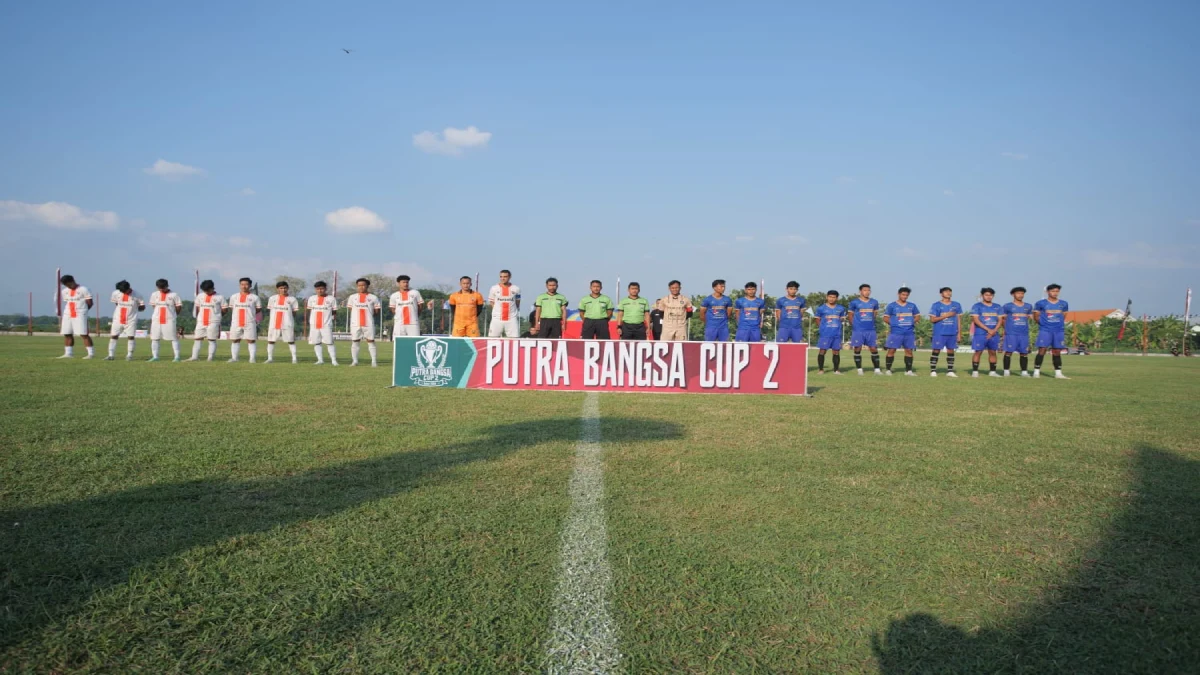 Pemain dua tim berbaris sebelum pertandingan Putra Bangsa Cup II di Lapangan Condromowo, Desa Talun, Sumberrejo, Bojonegoro.